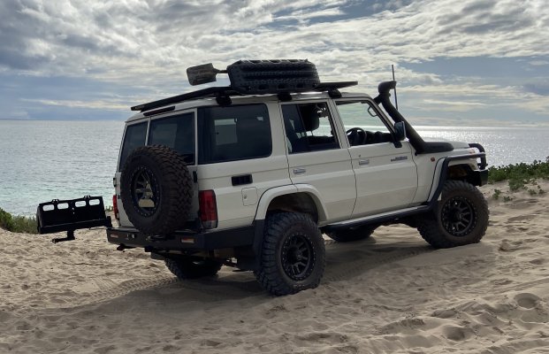 Work Lights on Roof Rack - 2020 76 Series | 4x4Earth